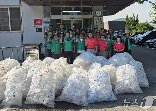 본문 이미지 - 금산군 복수면 재활용품 분리수거 활동 기념 사진(금산군 제공.재판매 및 DB금지)/뉴스1