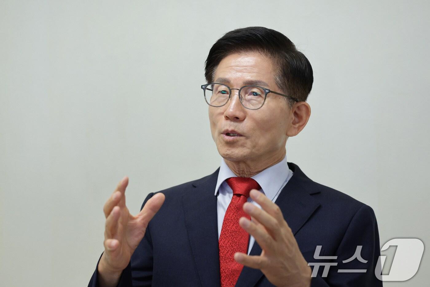 국민의힘 당대표 출마를 선언한 김문수 전 고용노동부 장관이 30일 서울 여의도의 한 카페에서 뉴스1과 인터뷰를 하고 있다. 2025.7.30/뉴스1 ⓒ News1 신웅수 기자