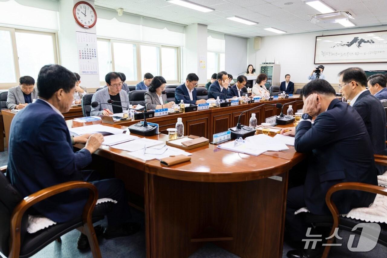 본문 이미지 - 옥천군의회 7월 정례 의원간담회 장면&#40;옥천군의회 제공, 재판매 및 DB금지&#41; /뉴스1 