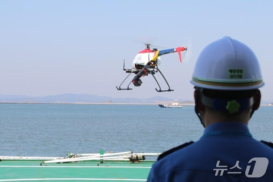 본문 이미지 - 군산해경이 8월부터 관할 구역 순찰과 해양오염 감시 등 해상경비의 효율성을 높이기 위해 무인기 운용시간을 확대한다.(군산해경 제공. 재판매 및 DB금지)