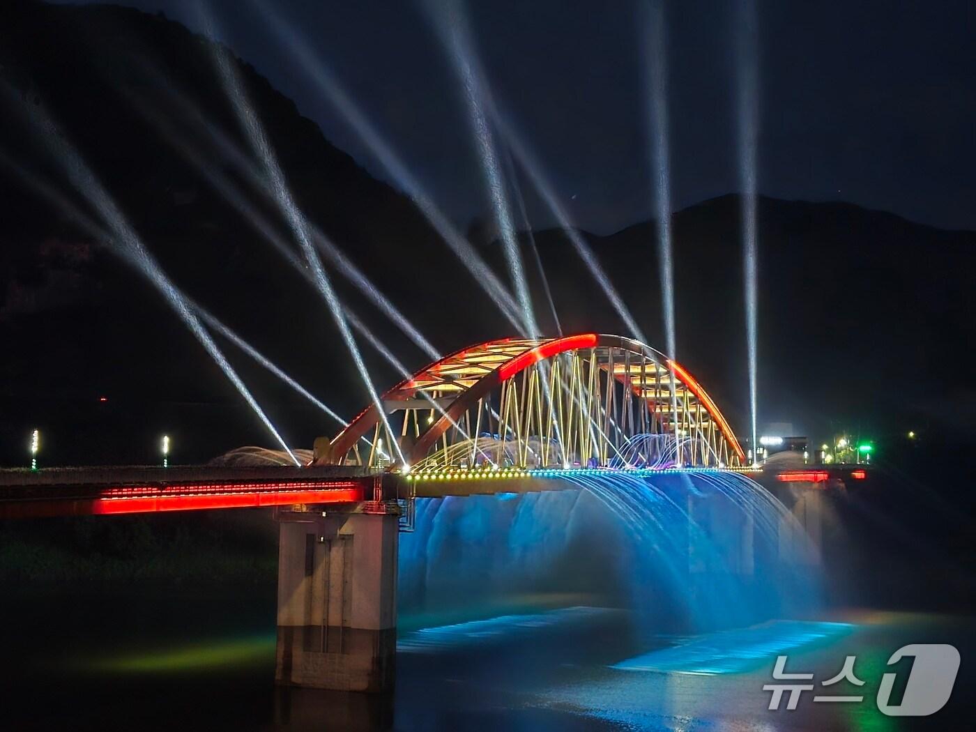 본문 이미지 - 단양고수대교 경관분수.(단양군 제공 재판매 및 DB금지)/뉴스1 