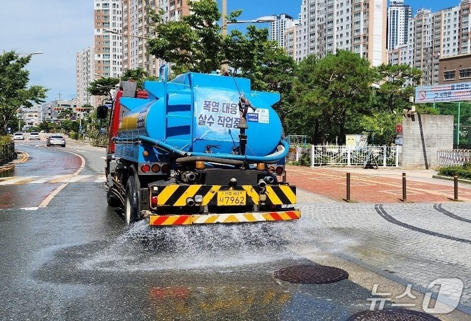 본문 이미지 - 계속되는 폭염에 전주시가 살수차 운영을 확대한다./뉴스1