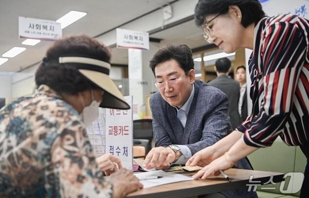 본문 이미지 - 원강수 강원 원주시장이 지난 18일 명륜1동에서 이동시장실 일정을 소화하는 모습. &#40;원주시 제공. 재판매 및 DB금지&#41; 2025.7.30/뉴스1