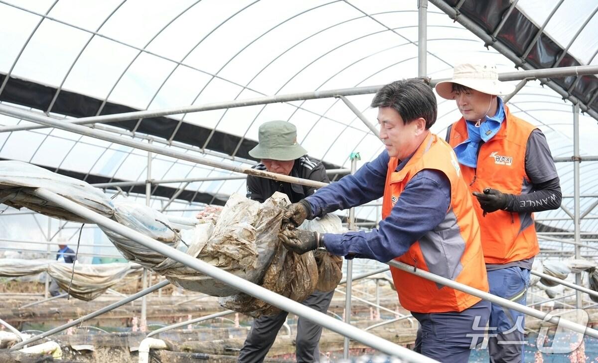 본문 이미지 - 방세환 시장이 30일 집중호우로 피해를 입은 가평군 상면의 한 비닐하우스에서 복구작업을 하고 있다.&#40;광주시 제공&#41;