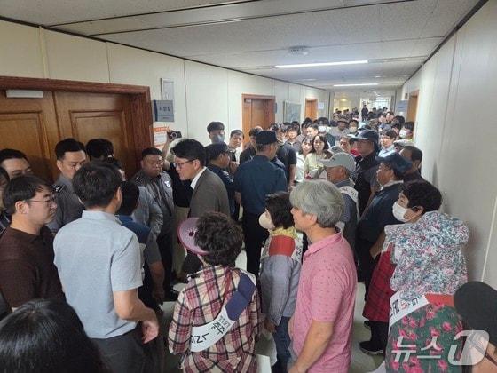 본문 이미지 -  충주 LNG발전소 반대 시민대책위원회의 조길형 시장실 항의 방문 모습.&#40;자료사진&#41;/뉴스1