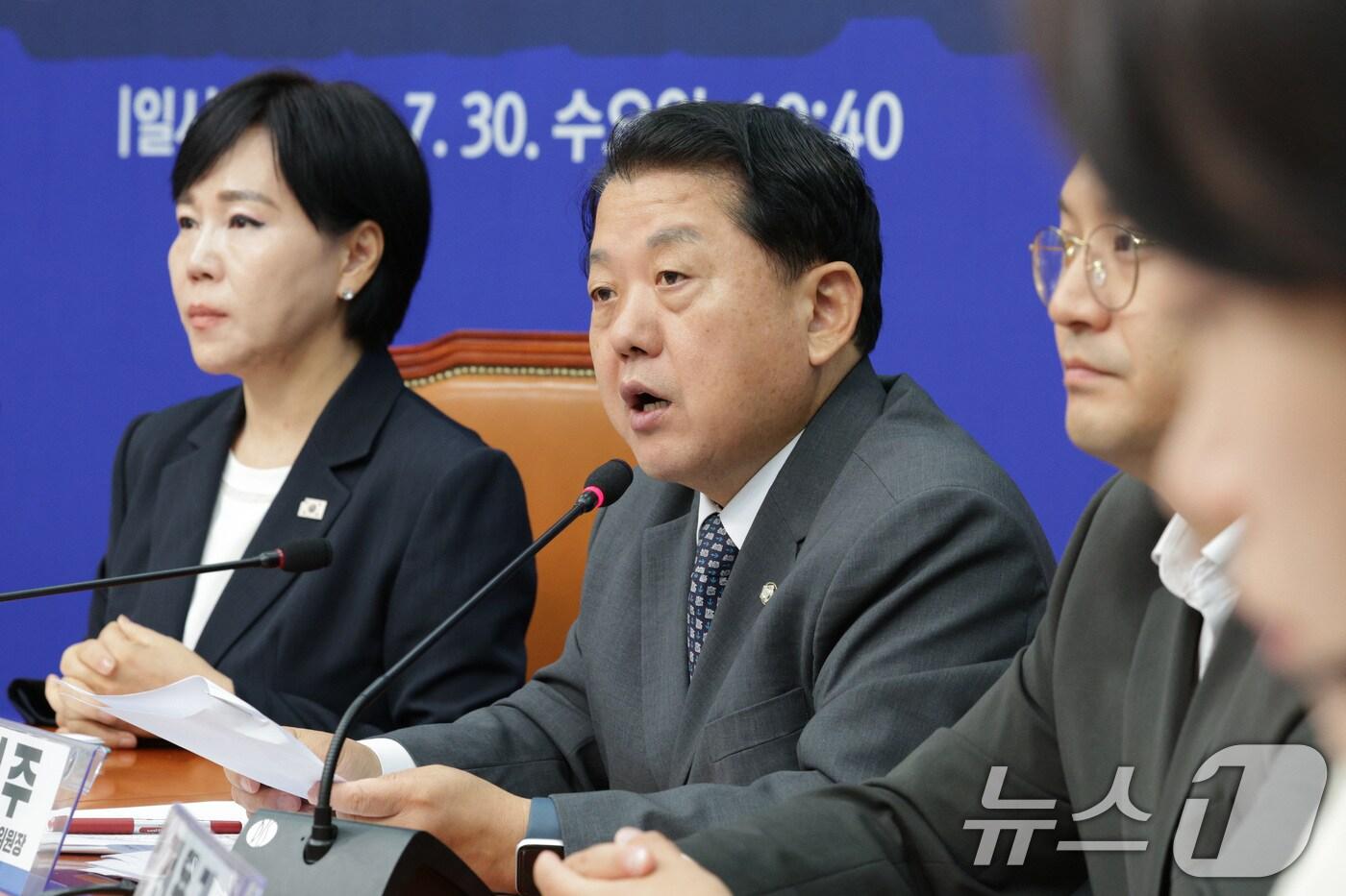 김병주 3대특검종합대응특별위원회 위원장이 30일 오전 서울 여의도 국회에서 열린 3대특검종합대응특위 출범식에서 발언하고 있다. 왼쪽은 전현희 3대특검종합대응특별위원회 총괄위원장. 2025.7.30/뉴스1 ⓒ News1 신웅수 기자