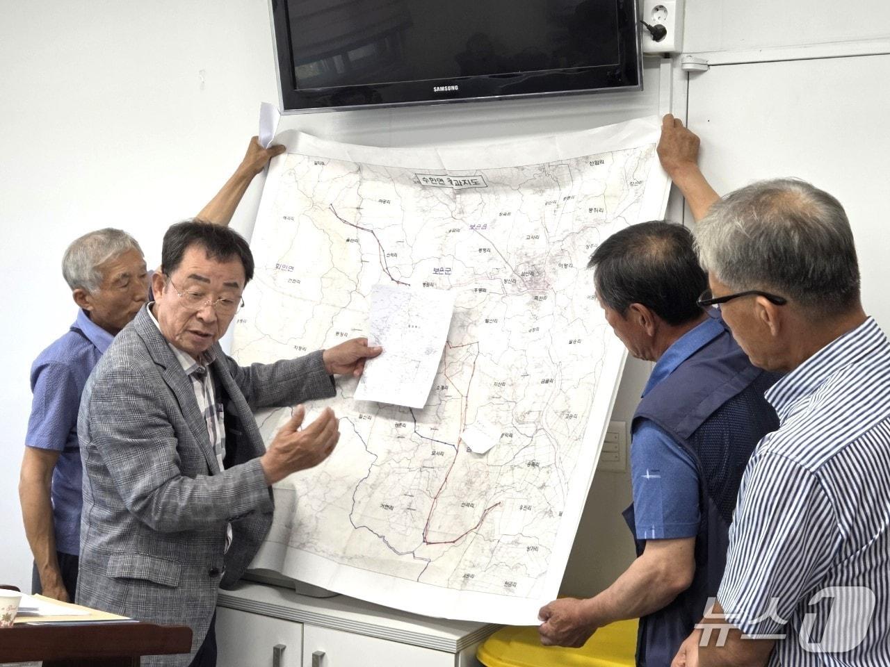 본문 이미지 - 30일 초정~보은 송전선로 대책위 이문섭 위원장이 보은군청서 기자회견을 열고 입장을 밝히고 있다. /뉴스1