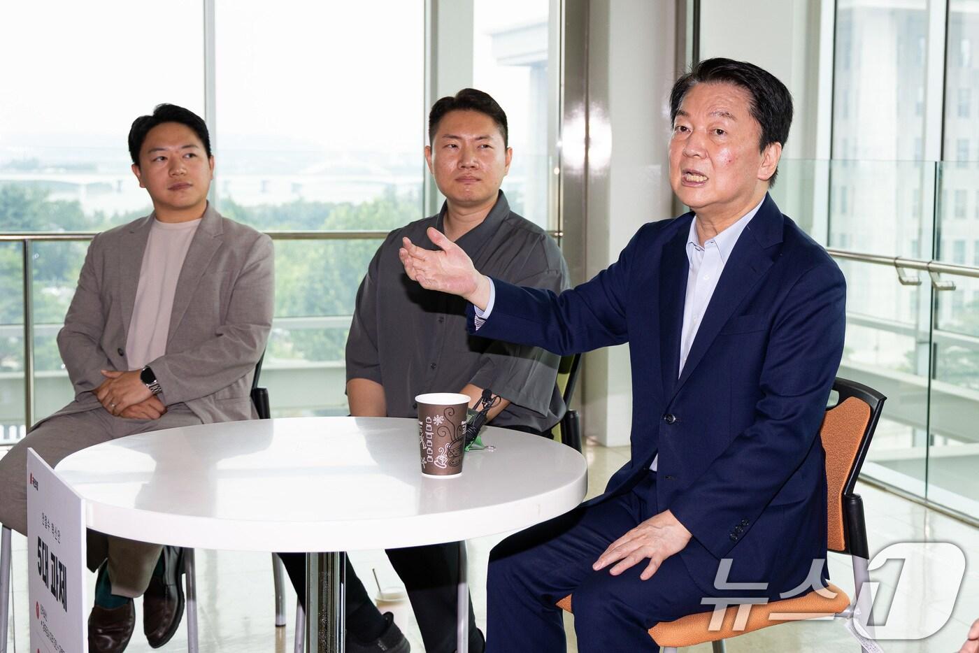 국민의힘 당대표 출마를 선언한 안철수 의원이 30일 서울 여의도 국회 의원회관에서 열린 2030 커피챗에서 발언하고 있다. 2025.7.30/뉴스1 ⓒ News1 유승관 기자