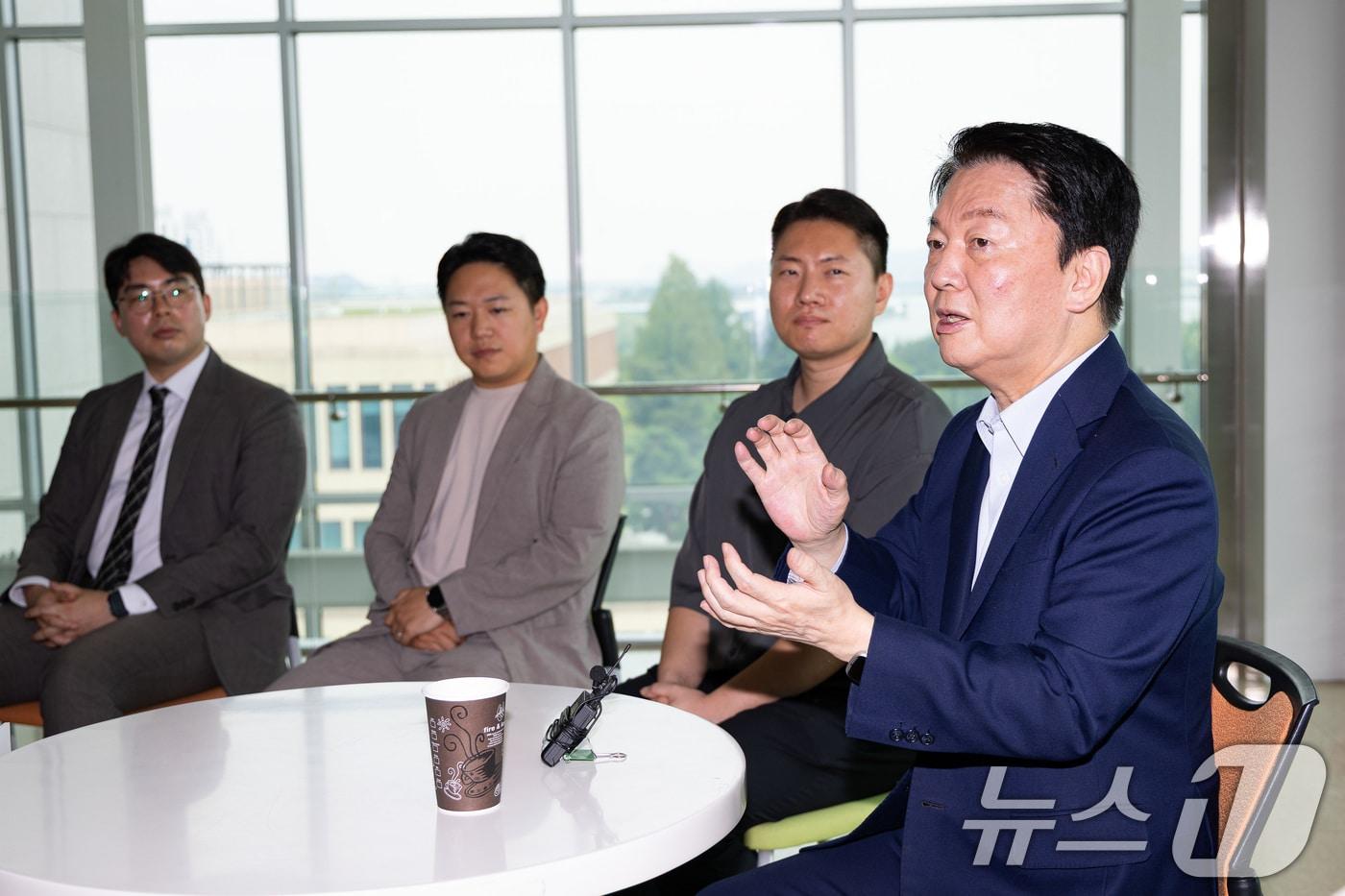 국민의힘 당대표 출마를 선언한 안철수 의원이 30일 서울 여의도 국회 의원회관에서 열린 2030 커피챗에서 발언하고 있다. 2025.7.30/뉴스1 ⓒ News1 유승관 기자