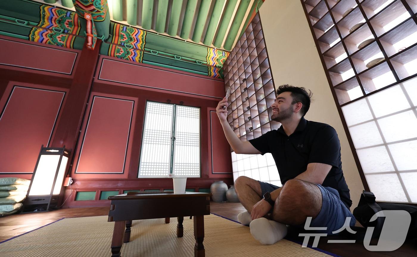 서울 종로구 창덕궁 약방을 찾은 외국인 관광객이 차를 마시며 휴식을 취하고 있다. 2025.7.30/뉴스1 ⓒ News1 김성진 기자