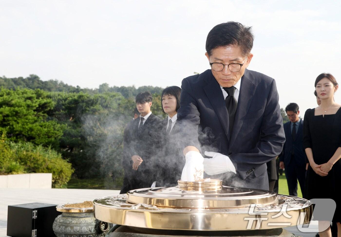 국민의힘 당대표 출마를 선언한 김문수 전 고용노동부 장관이 30일 서울 동작구 국립서울현충원을 참배하고 있다. (김문수 캠프 제공. 재판매 및 DB 금지) 2025.7.30/뉴스1 ⓒ News1 신웅수 기자