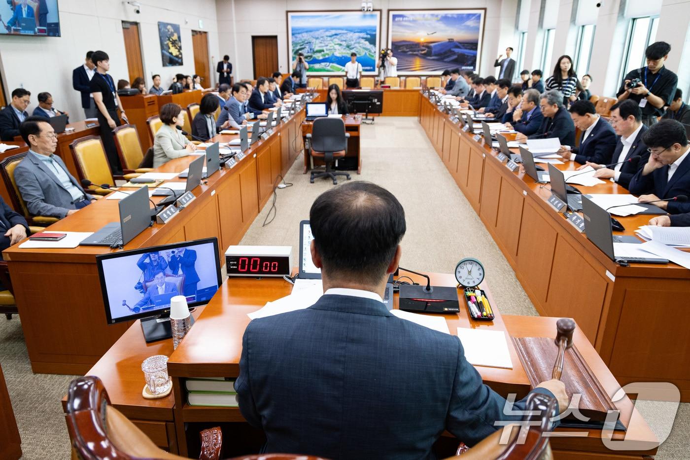 맹성규 국회 국토교통위원장이 서울 여의도 국회에서 열린 제427회 국회&#40;임시회&#41; 제3차 전체회의에서 의사봉을 두드리고 있다. &#40;자료사진&#41;/뉴스1 ⓒ News1 유승관 기자