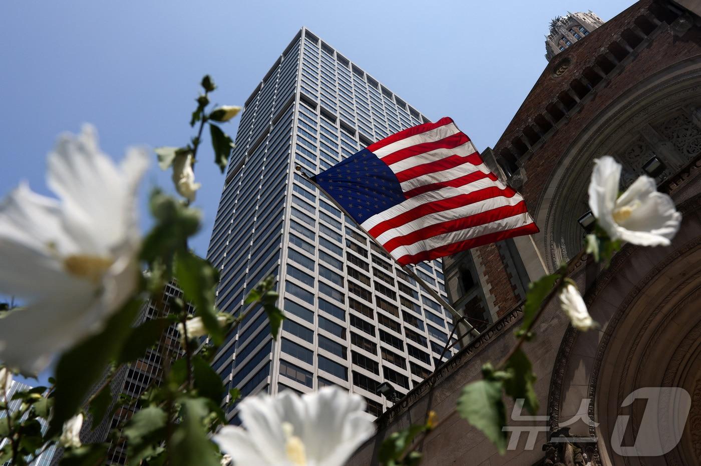 29일&#40;현지시간&#41; 미국 뉴욕 맨해튼에서 총기 난사 사건이 발생한 건물 외벽에 성조기가 걸려 있다. 2025.07.29. ⓒ 로이터=뉴스1 ⓒ News1 윤다정 기자