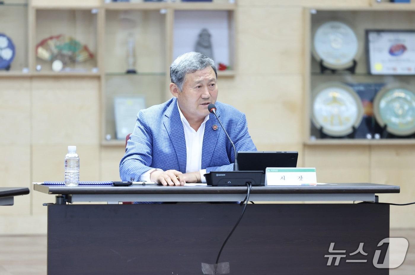  김완근 제주시장이 30일 제주시청 대강당에서 시정시책공유 간부회의를 주재하고 있다.(제주시 제공. 재판매 및 DB 금지)/뉴스1