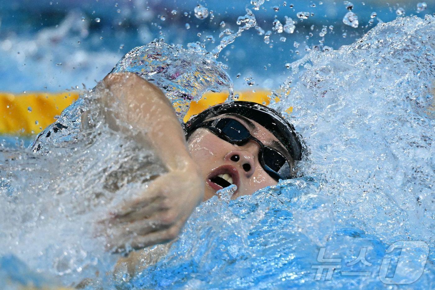 역영 중인 황선우ⓒ AFP=뉴스1