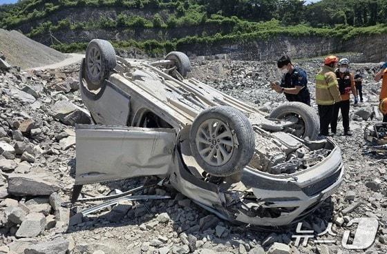 본문 이미지 - 지난해 8월2일 사천시 사천읍 금곡리 한 골재 채취장에서 비포장 도로를 달리던 차량이 약 3m 아래 공터로 추락했다. 사진은 사고 현장 모습.(유족 측 제공)