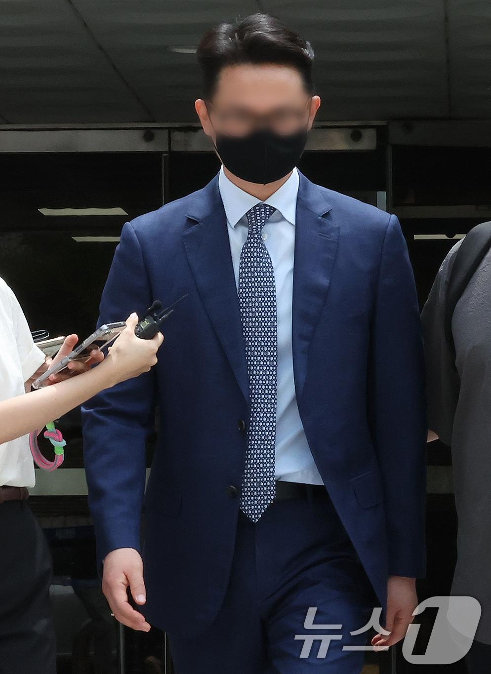 본문 이미지 - 윤석열 전 대통령의 부인 김건희 여사에게 청탁할 목적으로 명품 가방과 목걸이를 전달한 혐의를 받는 전 통일교 세계본부장 윤양호 씨가 지난 7월 30일 서울 서초구 서울중앙지방법원에서 열린 구속 전 피의자 심문&#40;영장실질심사&#41;를 마친 뒤 법원을 나서고 있다. 윤 씨는 김건희특검 조사에서 여야 정치인들에게 금품을 건넸다고 진술, 정치권을 폭풍속으로 몰아 넣고 있다. 2025.7.30/뉴스1 ⓒ News1 장수영 기자