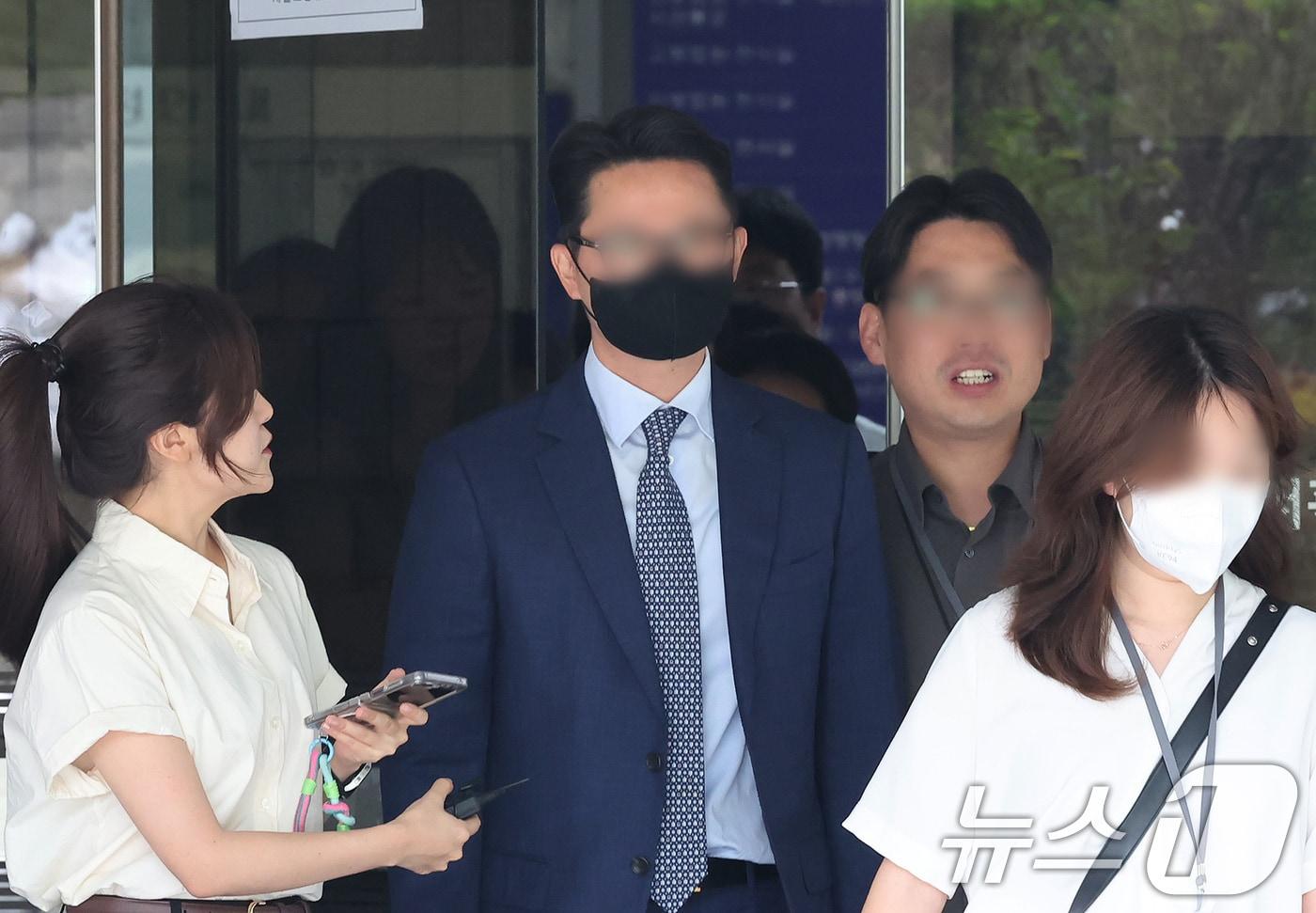 윤석열 전 대통령의 부인 김건희 여사에게 청탁할 목적으로 명품 가방과 목걸이를 전달한 혐의를 받는 윤영호 전 통일교 세계본부장이 지난 7월 30일 서울 서초구 서울중앙지방법원에서 열린 구속 전 피의자 심문&#40;영장실질심사&#41;를 마친 뒤 법원을 나서고 있다. 2025.7.30/뉴스1 ⓒ News1 장수영 기자