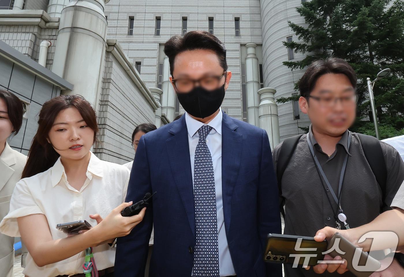 윤석열 전 대통령의 부인 김건희 여사에게 청탁할 목적으로 명품 가방과 목걸이를 전달한 혐의를 받는 전 통일교 세계본부장 윤 씨가 30일 서울 서초구 서울중앙지방법원에서 열린 구속 전 피의자 심문&#40;영장실질심사&#41;를 마친 뒤 법원을 나서고 있다. 2025.7.30/뉴스1 ⓒ News1 장수영 기자