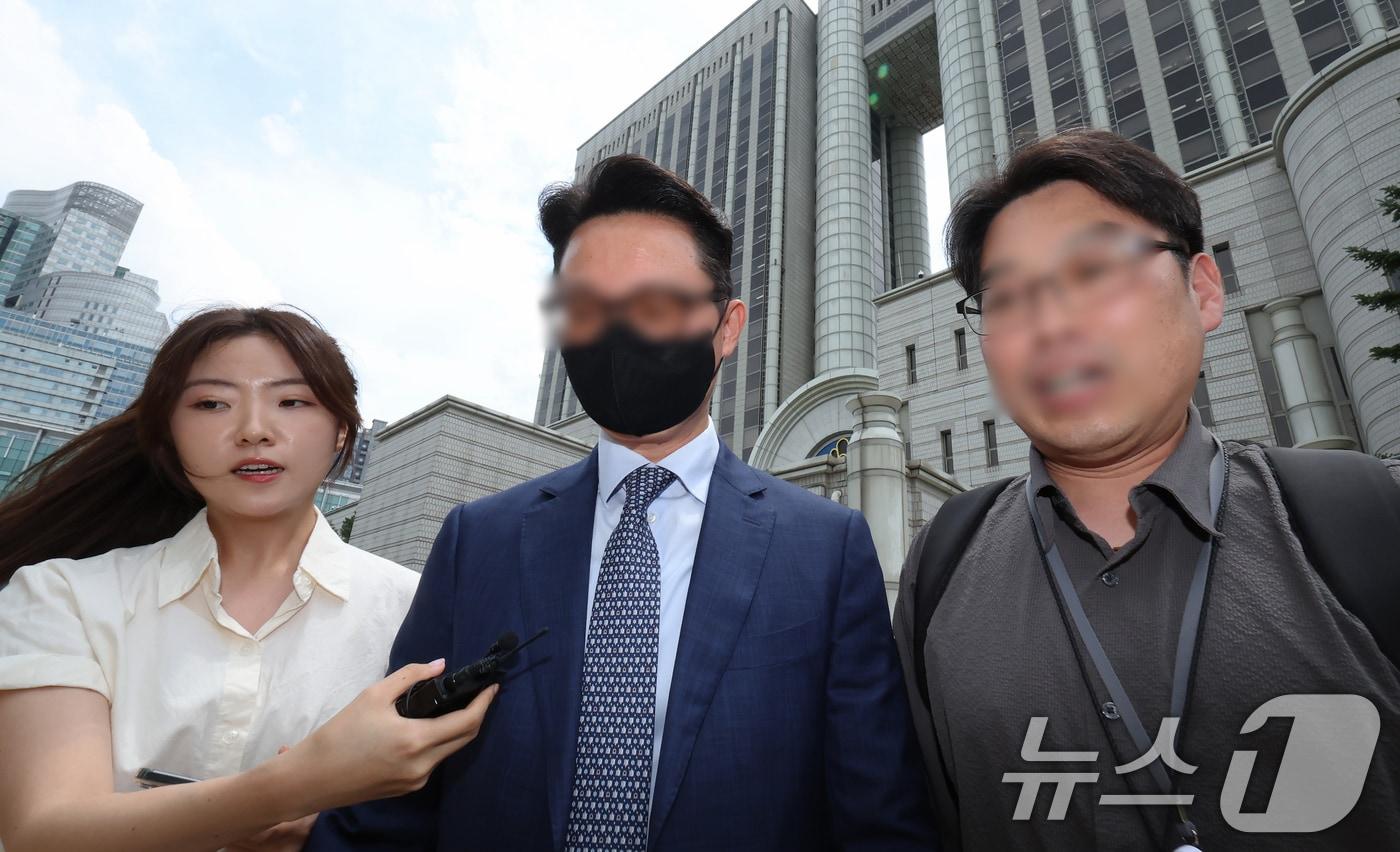 윤석열 전 대통령의 부인 김건희 여사에게 청탁할 목적으로 명품 가방과 목걸이를 전달한 혐의를 받는 전 통일교 세계본부장 윤 씨가 지난 7월 30일 서울 서초구 서울중앙지방법원에서 열린 구속 전 피의자 심문&#40;영장실질심사&#41;를 마친 뒤 법원을 나서고 있다. 2025.7.30/뉴스1 ⓒ News1 장수영 기자