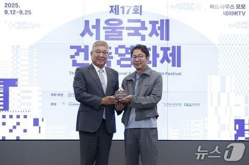 본문 이미지 -  김재록 대한건축사협회 회장과 개그맨 심현섭 씨 &#40;대한건축사협회 제공&#41;