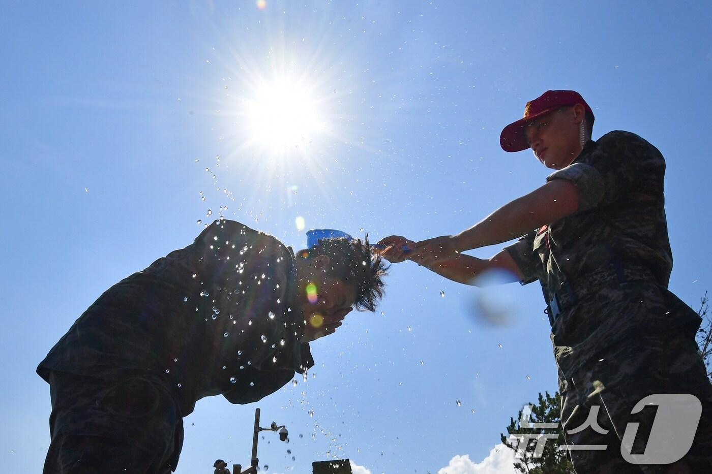 30일 오전 경북 포항시 남구 해안에서 열린 &#39;2025 여름 해병대 캠프&#39; 참가자들이 교관이 뿌려주는 물에 더위를 식히고 있다. 2025.7.30/뉴스1 ⓒ News1 최창호 기자