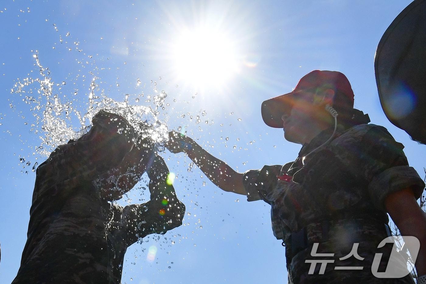 30일 오전 경북 포항시 남구 해안에서 열린 &#39;2025 여름 해병대 캠프&#39; 참가자들이 교관이 뿌려주는 물로 더위를 식히고 있다. 2025.7.30/뉴스1 ⓒ News1 최창호 기자