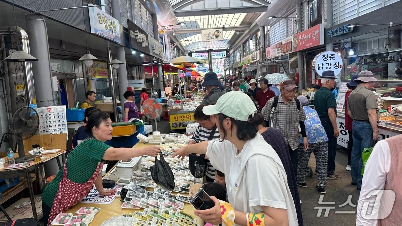 30일 울산 태화전통시장에서 시민들이 민생소비쿠폰을 이용해 쇼핑을 하고있다.2025.7.30/뉴스1 ⓒNews1 김지혜 기자