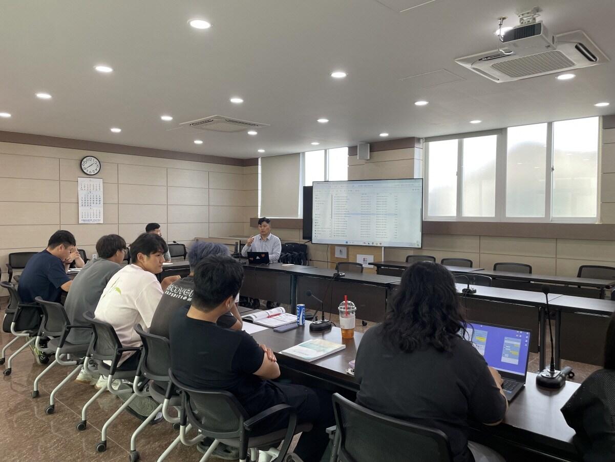 본문 이미지 - 지난해 청년농업인을 대상으로 진행한 교육 모습.(서천군 제공. 재판매 및 DB금지)/뉴스1 