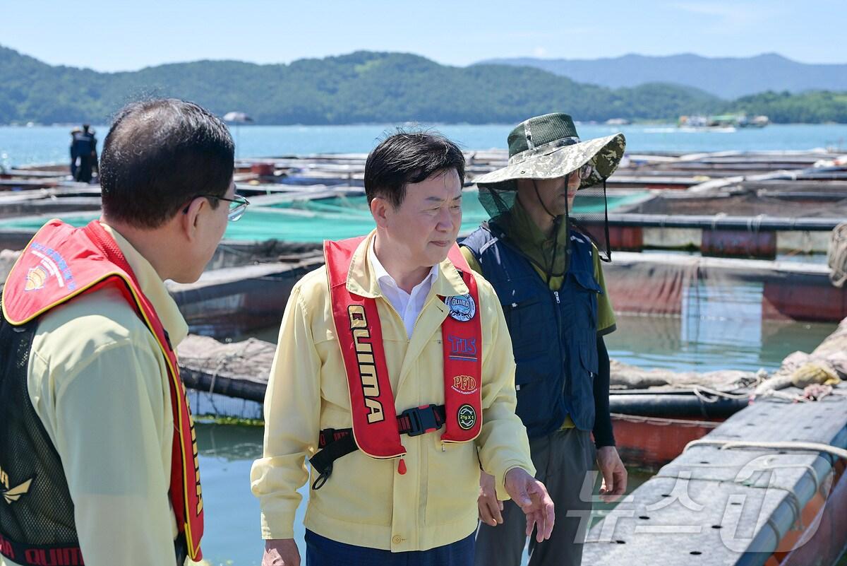 본문 이미지 - 정기명 전남 여수시장이 29일 돌산읍 가두리 양식장을 찾아 폭염 예방 현장 점검을 하고 있다.(여수시 제공. 재판매 및 DB 금지)