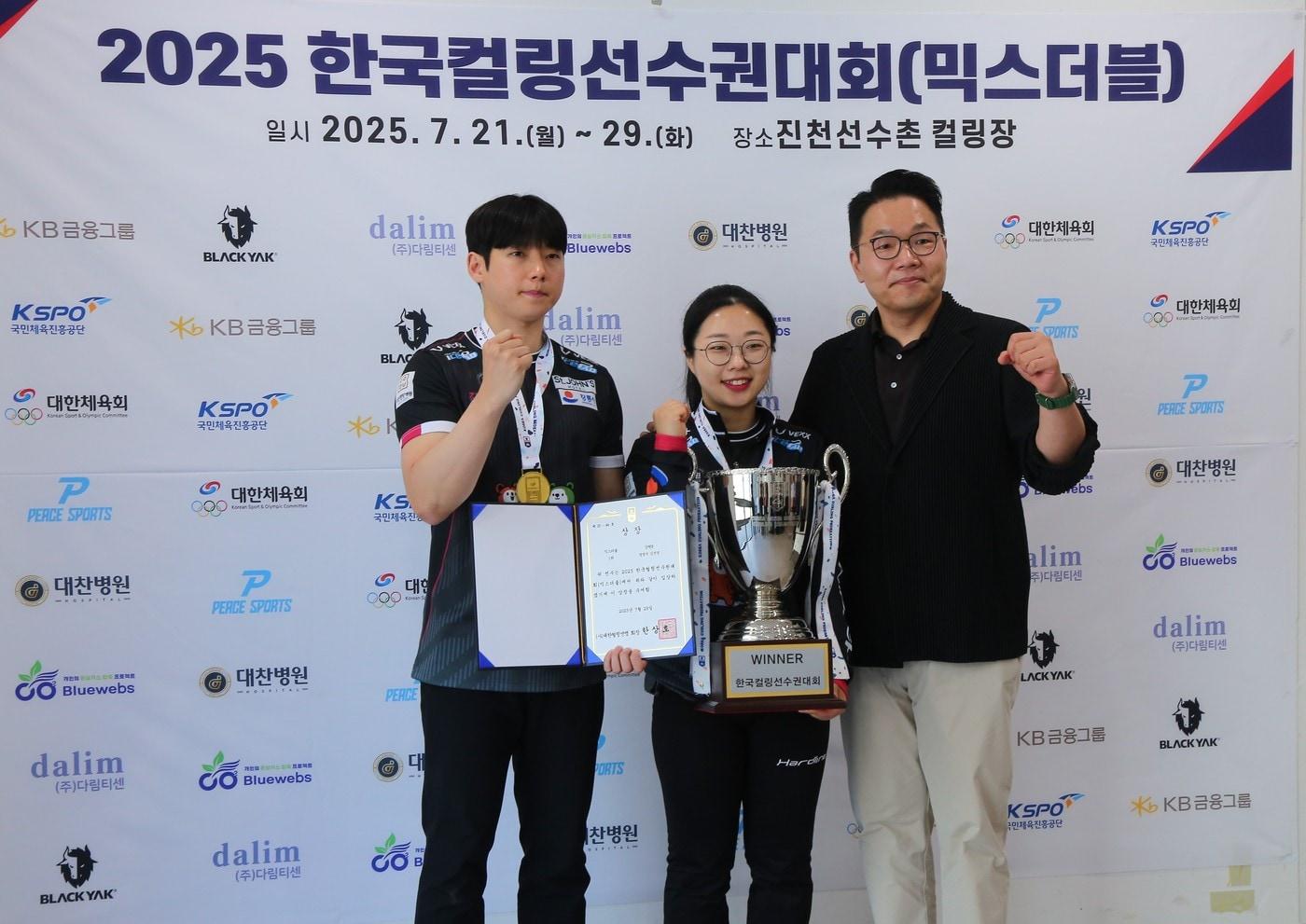 컬링 믹스더블 국가대표로 선발된 김선영(가운데))과 정영석(왼쪽).(대한컬링연맹 제공)