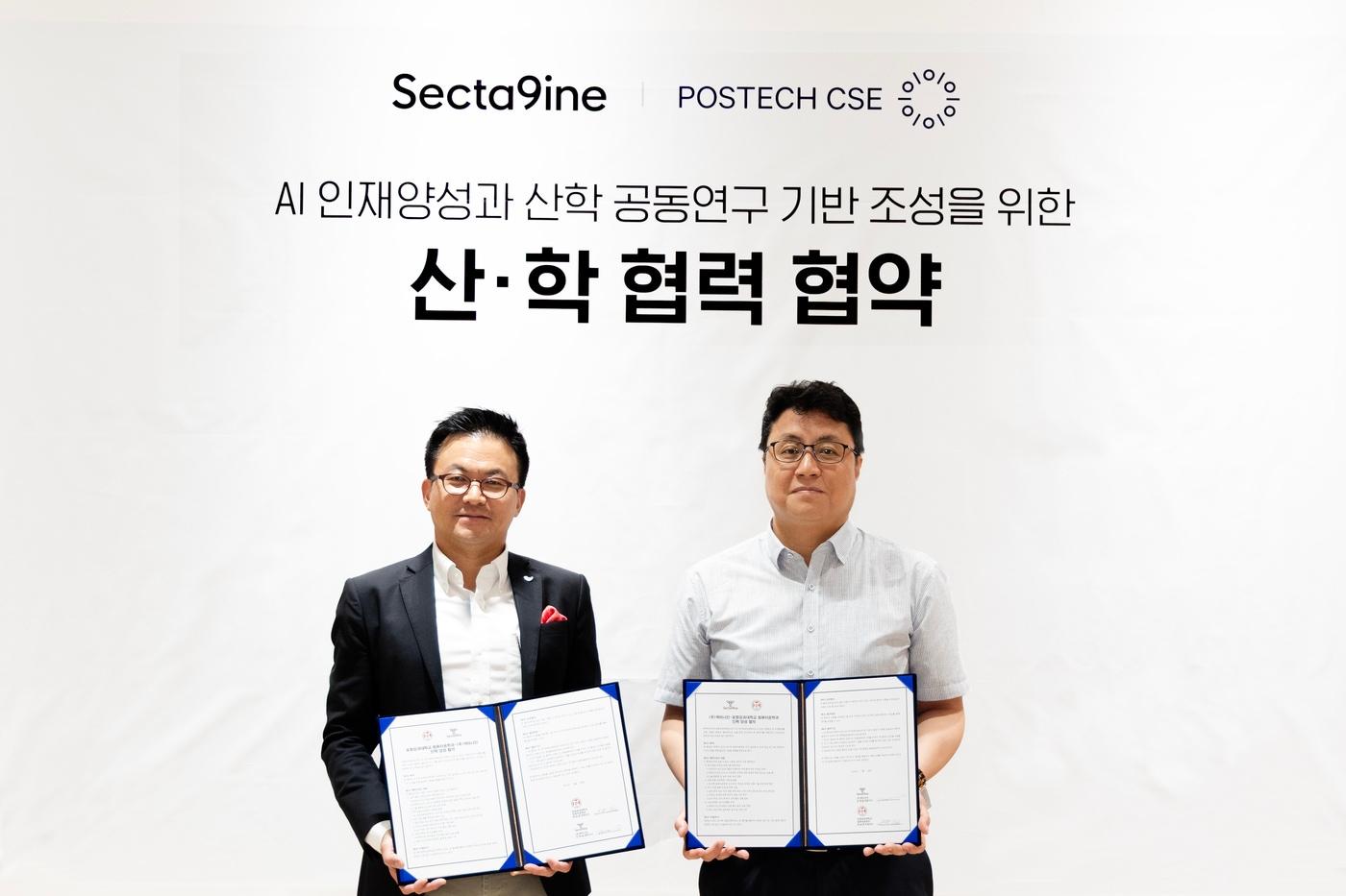 서울 도곡동 SPC2023 사옥에서 30일 진행된 'AI 인재양성 및 공동연구를 위한 산학협력 업무협약식'에서 포스텍 최승문 주임교수(오른쪽)와 섹타나인 김대일 대표(왼쪽)가 기념 촬영을 하고 있다. (SPC그룹 제공)