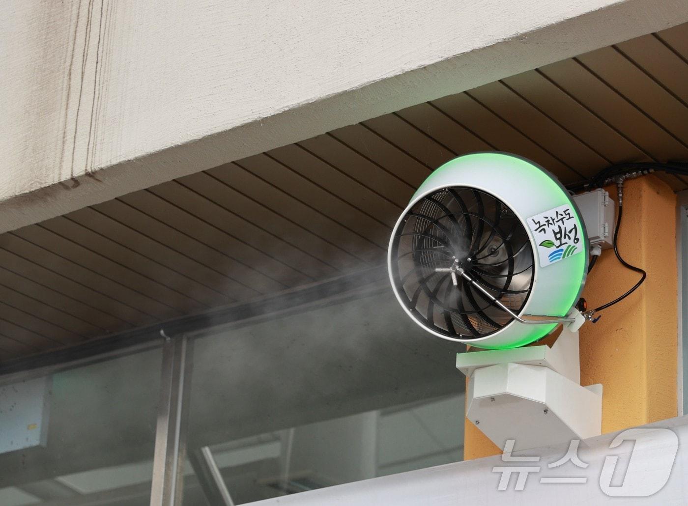 본문 이미지 - 전남 보성군 벌교 전통시장에 설치된 안개분사기.(보성군 제공. 재판매 및 DB 금지)