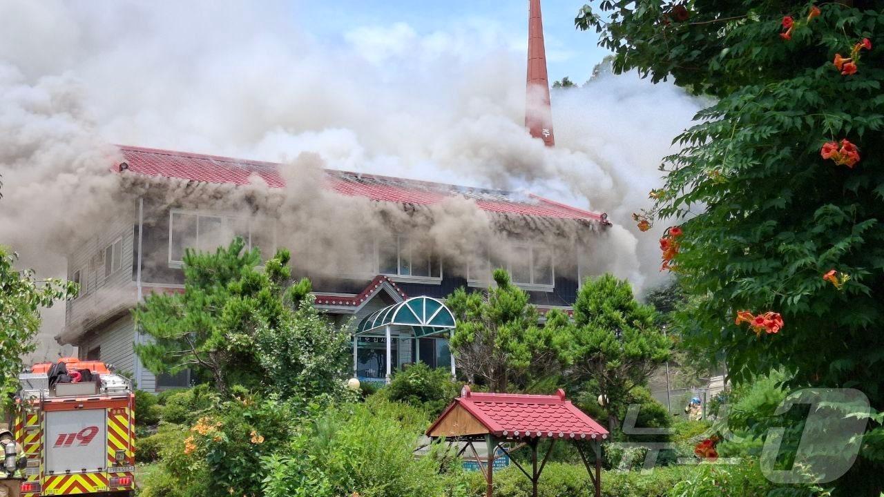본문 이미지 - 30일 낮 12시 32분 경기 양평군 강하면 한 교회에서 불이 나 소방 당국이 진화 작업을 벌이고 있다. &#40;경기도소방재난본부 제공. 재판매 및 DB 금지&#41; 2025.7.30/뉴스1 ⓒ News1 김기현 기자