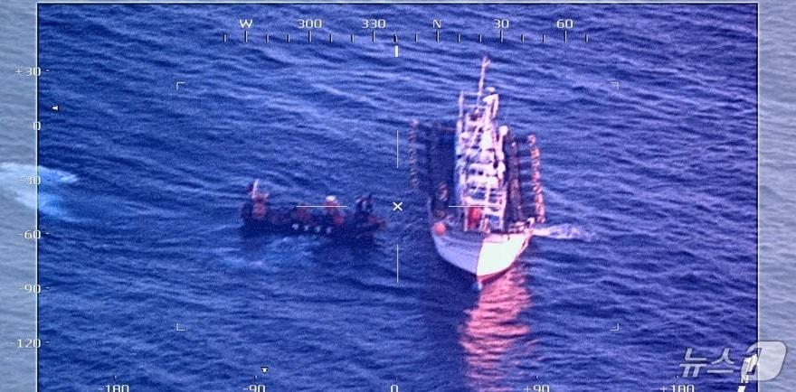 본문 이미지 - 서해지방해양경찰청이 지난 29일 오전 4시쯤 전북 군산시 어청도 남서방 60해리 해상에서 불법 공조 조업이 의심되는 어선 2척을 단속하고 있다.&#40;서해해경 제공. 재판매 및 DB 금지&#41; 2025.7.30/뉴스1