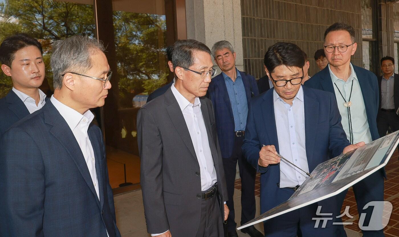 30일 유재성 경찰청장 직무대행(경찰청 차장, 왼쪽 세번째)이 아시아태평양경제협력체(APEC) 정상회의가 열리는 경주를 방문해 행사 준비사항을 점검하고 있다.(경찰청 제공) 