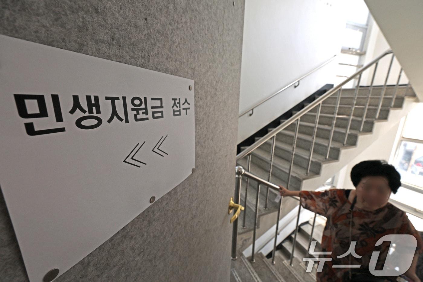 30일 광주 남구 주월1동 행정복지센터 2층에 민생지원 소비쿠폰을 받기 위해 어르신이 계단을 오르고 있다. 2025.7.30/뉴스1 ⓒ News1 박지현 기자