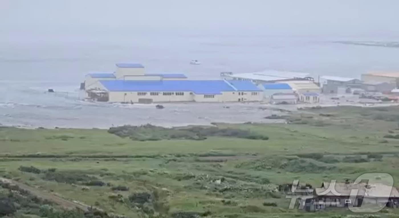 30일(현지시간) 러시아 캄차카반도 인근 해역에서 발생한 강진 이후 강력한 파도가 해안 인근 건물 주변을 덮친 모습. 2025. 07. 30. ⓒ 로이터=뉴스1 ⓒ News1 양은하 기자