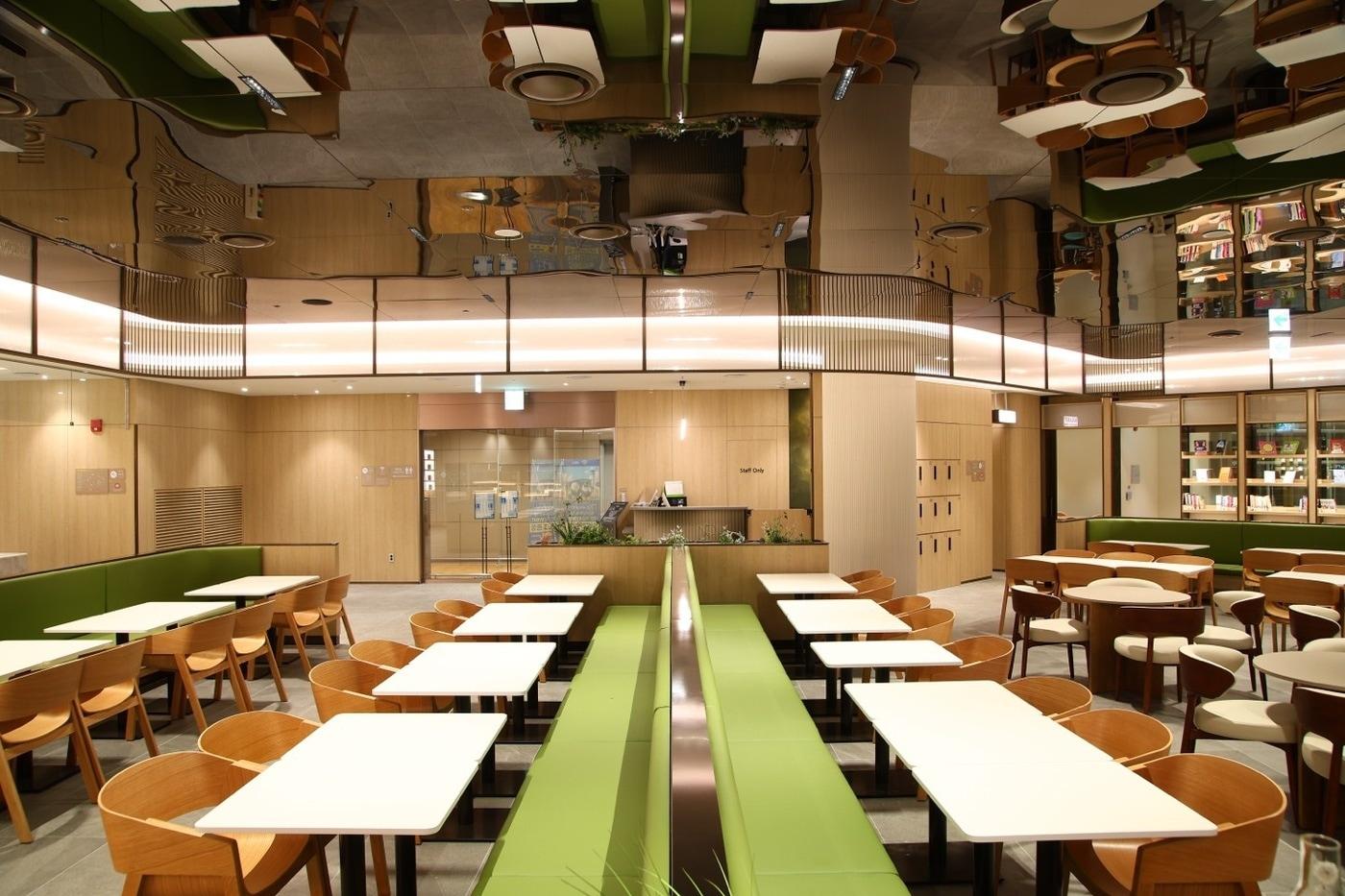 인천공항제2터미널 동편 '스카이허브라운지' 전경.(풀무원푸드앤컬쳐 제공)