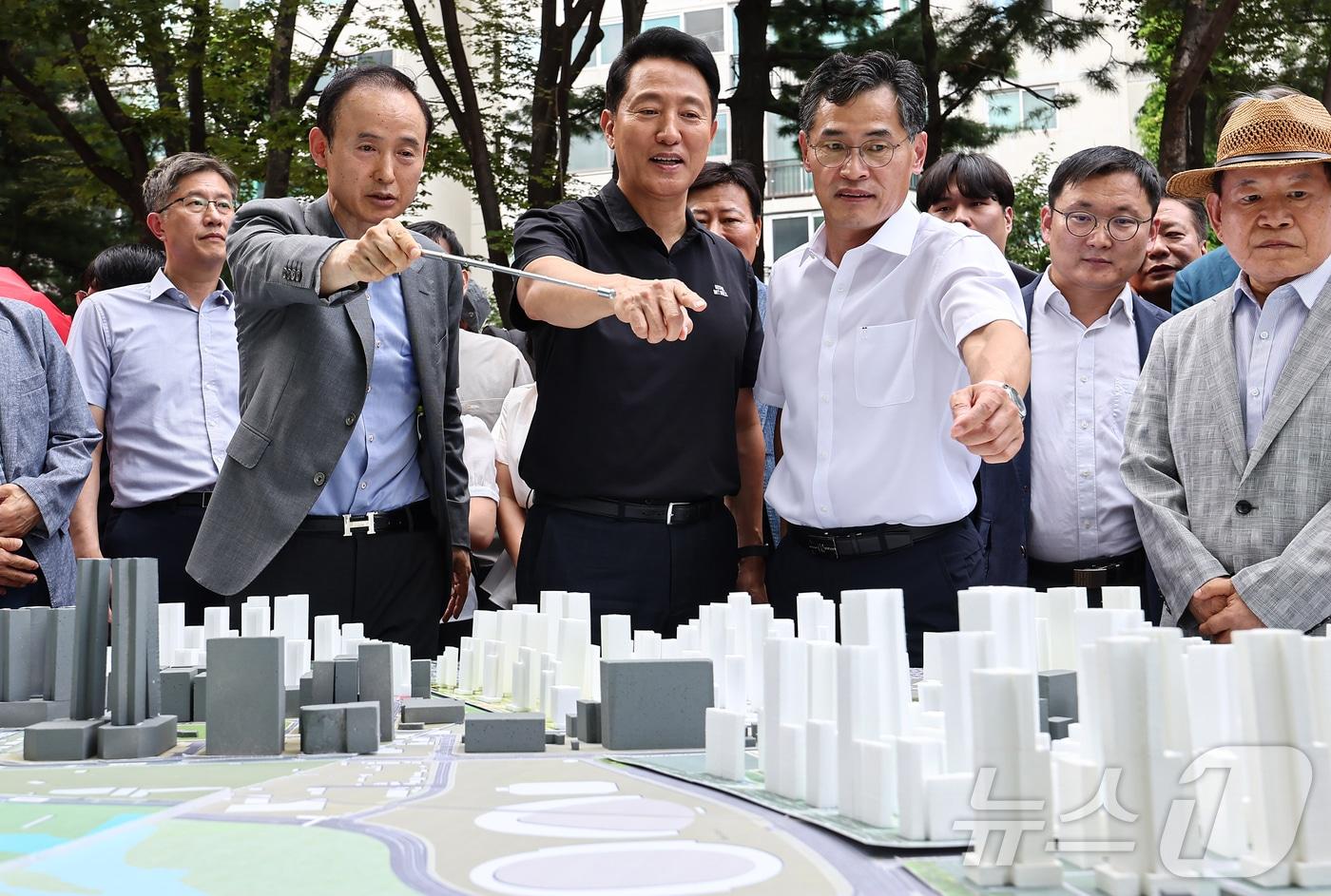 오세훈 서울시장이 서울 양천구 목동6단지를 방문해 재건축사업 현장설명을 듣고 있다./뉴스1 ⓒ News1 김도우 기자