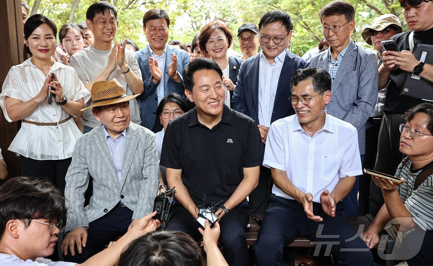 오세훈 서울시장이 30일 서울 양천구 목동6단지를 방문해 주민간담회를 갖고 있다. 2025.7.30/뉴스1 ⓒ News1 김도우 기자