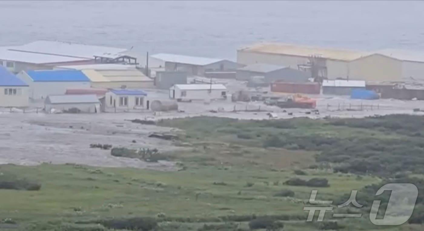 러시아 사할린 지역 캄차카반도에서 30일(현지시간) 강력한 지진이 발생해 해안 근처에 위치한 건물에 피해를 입혔다. 2025.7.30 ⓒ 로이터=뉴스1 ⓒ News1 김경민 기자