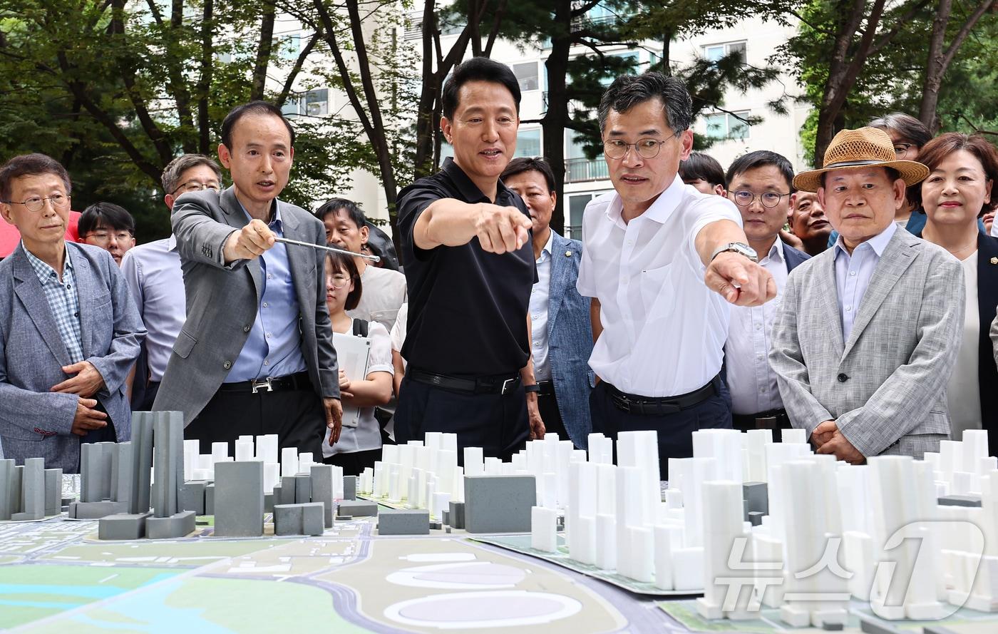 오세훈 서울시장이 30일 서울 양천구 목동6단지를 방문해 재건축사업 현장설명을 듣고 있다. 2025.7.30/뉴스1 ⓒ News1 김도우 기자