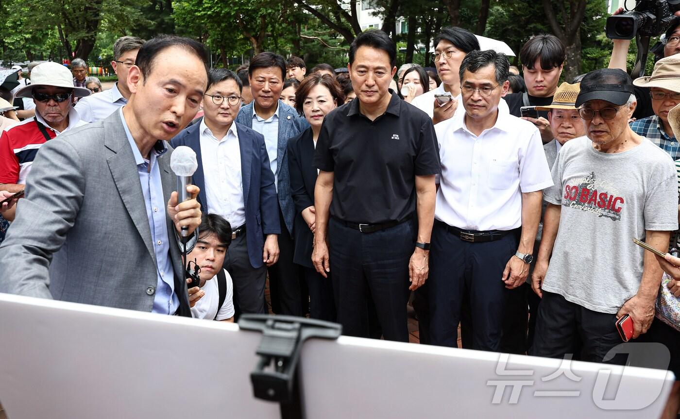 오세훈 서울시장이 7월 30일 서울 양천구 목동6단지를 방문해 재건축사업 현장설명을 듣고 있다. 2025.7.30/뉴스1 ⓒ News1 김도우 기자