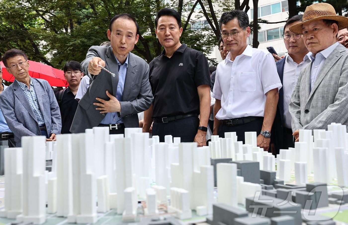 오세훈 서울시장이 30일 서울 양천구 목동6단지를 방문해 재건축사업 현장설명을 듣고 있다. 2025.7.30/뉴스1 ⓒ News1 김도우 기자