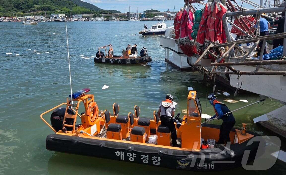 본문 이미지 - 목포해경이 지난 29일 목포 북항 1부두에 계류중인 49톤급 어획물운반선에서 기름이 유출됐다는 신고를 받고, 긴급방제조치를 진행하고 있다.(목포해경 제공. 재판매 및 DB금지) 2025.7.30/뉴스1 