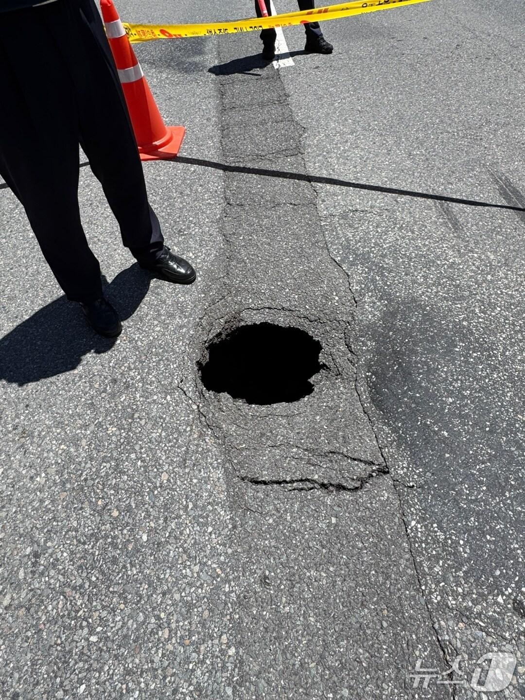 본문 이미지 - 30일 낮 12시 30분쯤 광주 동구 금남로 5가에서 너비·깊이 50㎝의 싱크홀이 발생한 모습. (동구 제공. 재판매 및 DB 금지)