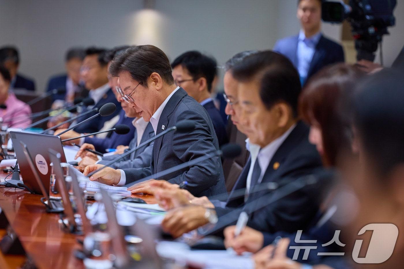 이재명 대통령이 지난 29일 서울 용산 대통령실 청사에서 열린 국무회의에서 자료를 살펴보고 있다. (이재명 대통령 SNS. 재판매 및 DB금지) 2025.7.30/뉴스1 ⓒ News1 이재명 기자