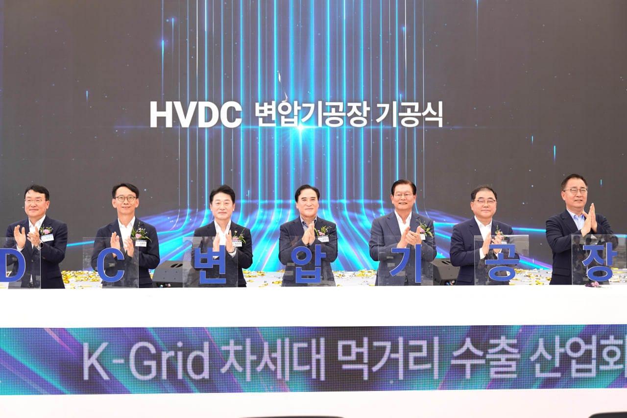 본문 이미지 - 효성중공업 HVDC 변압기 공장 기공식에서 참석자들이 세레모니를 하고 있다. &#40;좌측부터&#41; 한국전력 서철수 부사장, 경남 김명주 경제부지사, 산업통상자원부 이호현 차관, 국민의힘 김종양 국회의원, 효성 이상운 부회장, 더불어민주당 허성무 국회의원, 국민의힘 최형두 국회의원. &#40;사진 제공 = 효성&#41;