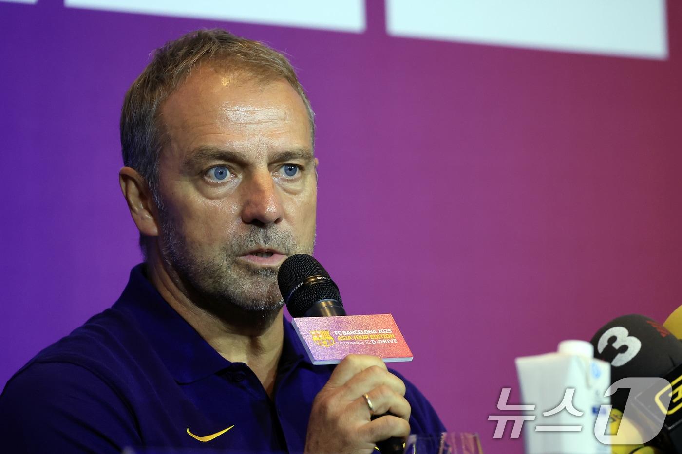 한지 플릭 FC 바르셀로나 감독이 30일 오후 서울시 종로구 포시즌스 호텔 서울 그랜드 볼룸에서 열린 FC 바르셀로나 2025 아시아 투어 에디션 기자회견에서 취재진의 질문에 답하고 있다. 2025.7.30/뉴스1 ⓒ News1 박정호 기자